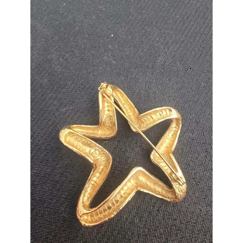 St.‎ John Vintage Textured Gold Tone Open Star Brooch Pin